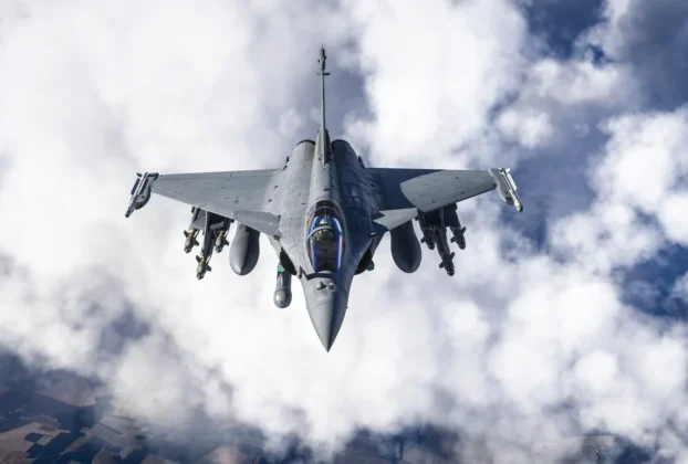 Caça Dassault Rafale C da AzurPoly voando no Microsoft Flight Simulator 2024