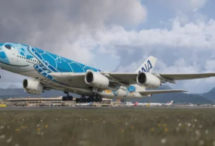 Airbus A380 da ANA em cena de simulador, com o trem de pouso estendido.