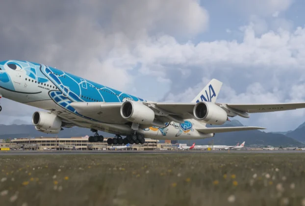 Airbus A380 da ANA em cena de simulador, com o trem de pouso estendido.