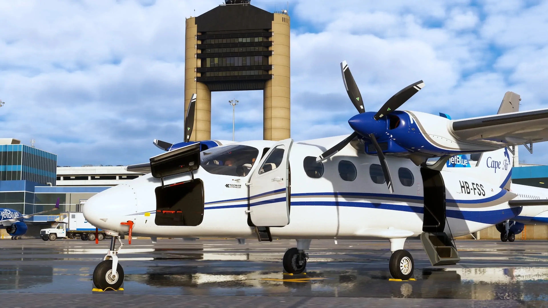 Tecnam P2012 Traveller da FlightSim Studio no pátio aeroportuário