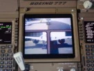 Tela do cockpit exibindo as câmeras de taxi do mod Taxi Cam no MSFS 2024