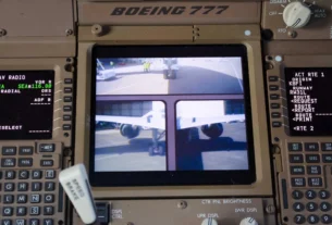 Tela do cockpit exibindo as câmeras de taxi do mod Taxi Cam no MSFS 2024