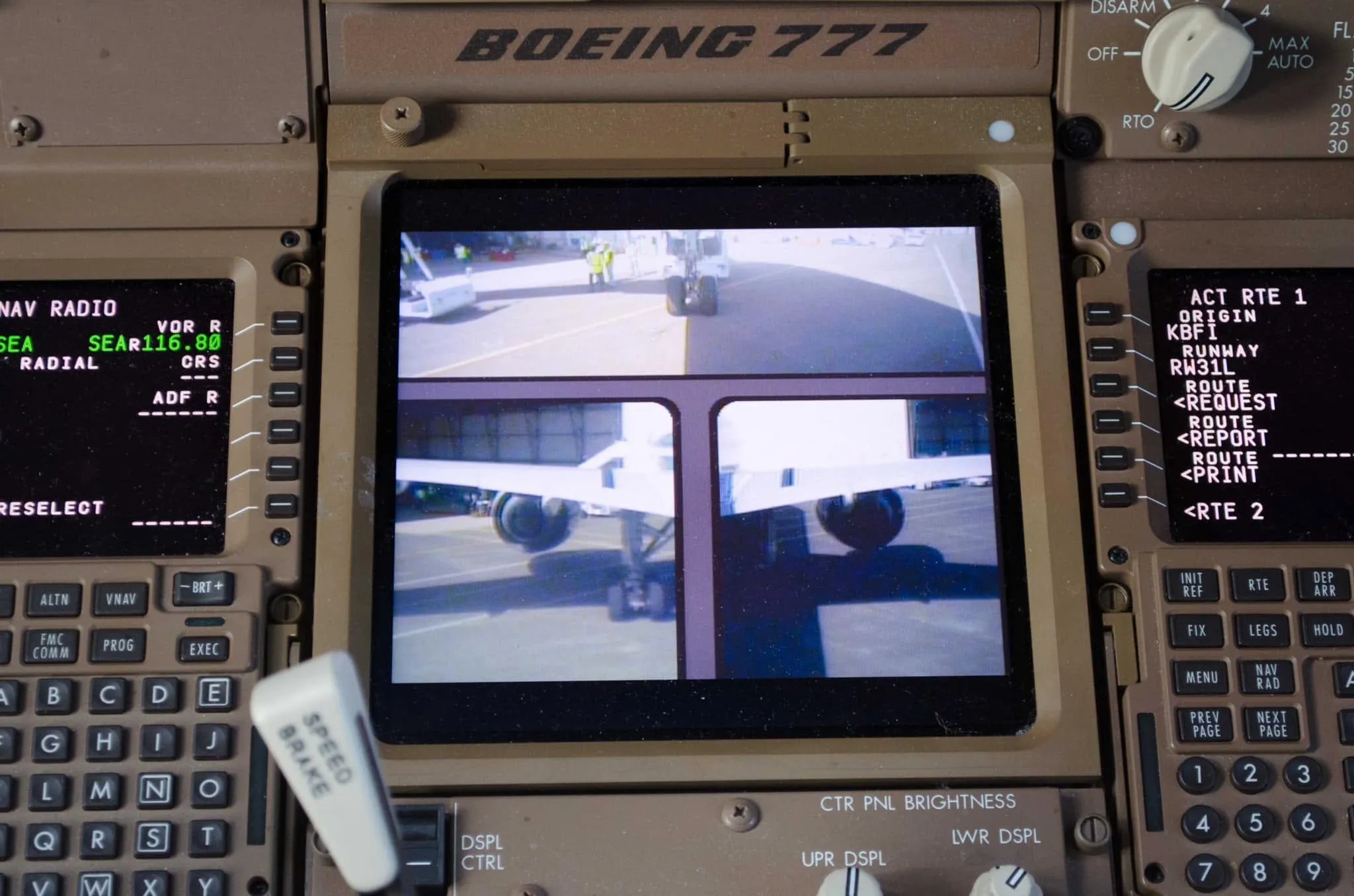 Tela do cockpit exibindo as câmeras de taxi do mod Taxi Cam no MSFS 2024